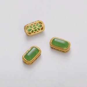Tres piedras verdes rectangulares con bases doradas caladas de flores para joyería artesanal