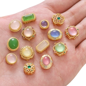 Mano con cuentas espaciadoras de cobre dorado y gemas de circón para manualidades de joyería