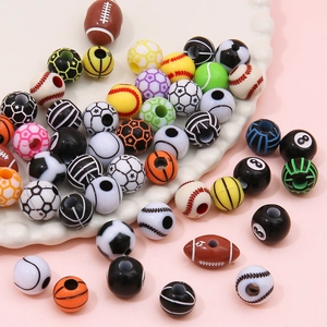Dettaglio di perline in acrilico a forma di palloni sportivi per braccialetti fai-da-te