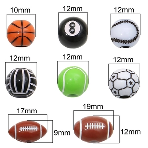 Perline sportive assortite in acrilico tra cui basket, calcio e rugby per gioielli DIY