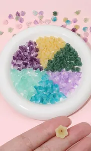 Vista dettagliata di perle di vetro a forma di mughetto per kit di gioielli fai-da-te