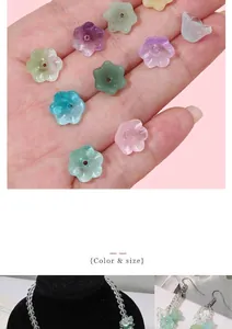 Vista macro di perle di vetro a mughetto sfumate colorate per gioielli fatti a mano DIY
