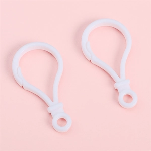 Vue détaillée de deux mousquetons blancs en plastique pour la création de porte-clés DIY