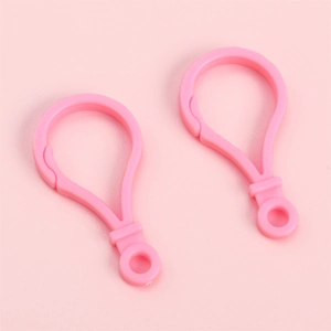 Vue détaillée de mousquetons roses en plastique pour porte-clés et accessoires DIY