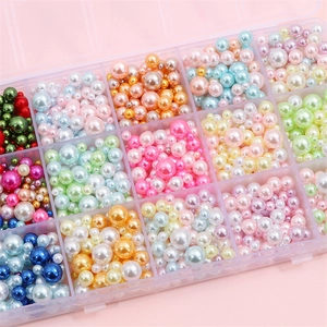Perlas de imitación ABS de colores en caja para manualidades y joyería creativa