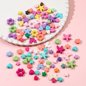 Bunte Acrylperlen-Set in Herz- und Blumenform für DIY-Schmuck in Pastellfarben