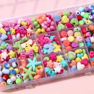 Makroansicht der 15-Fach Box mit bunten Acrylperlen in Herz- und Sternform für DIY-Schmuck