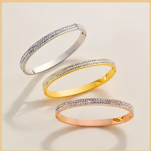 Eleganti bracciali in acciaio al titanio con doppia fila di diamanti in oro, argento e oro rosa.