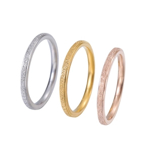 Elegantes minimalistisches Edelstahl-Ring-Set in Silber, Gold und Roségold mattiert.