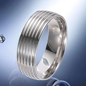 Nahaufnahme eines minimalistischen Titanstahlrings mit eleganter Rillenstruktur und Politur