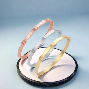 Detailansicht von bambusförmigen Armreifen aus Edelstahl in Gold, Silber und Roségold