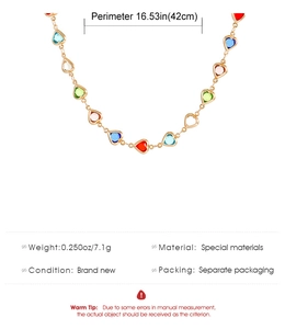 Makro-Detail der Goldkette mit bunten Herz-Edelsteinen und Größenangaben zum Produkt