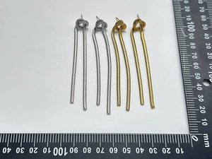 Vue macro détaillée de la taille des boucles d'oreilles nœuds sur une règle graduée
