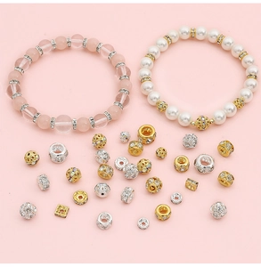 Makroaufnahme von DIY Blumenkugel-Abstandshalterperlen und Strassanhängern für Schmuck