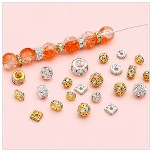 Detailansicht von Gold- und Silber-Schmuck-Abstandshalter mit Strass und orangefarbenen Perlen