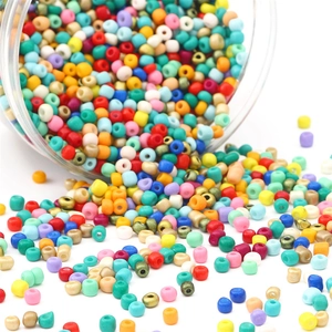 Perles de rocaille colorées pour bijoux DIY, s'écoulant d'un récipient en plastique