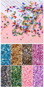 Dettaglio di perline di vetro colorate e tubicini misti per la creazione di gioielli DIY