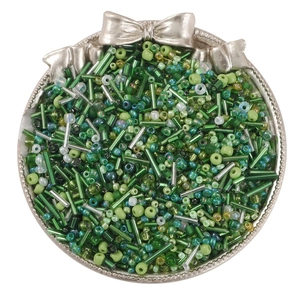 Mélange de perles en verre vertes dans un plateau décoratif pour création de bijoux