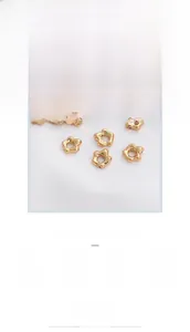 Détail de perles d'espacement fleurs dorées avec perles pour création de bijoux