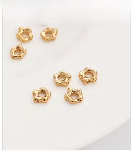 Détail de perles d'espacement fleur à cinq pétales plaquées or pour bijoux DIY