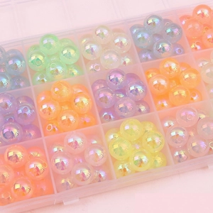 Macaron-farbene leuchtende Perlen in transparenter Box für DIY Schmuckherstellung