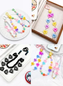 Détail macro de perles de coeur en acrylique transparent avec fermoirs en métal pour DIY