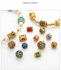 Vista dettagliata di perline smaltate colorate con motivi floreali e accessori per bracciali