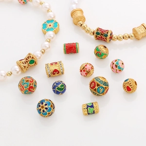 Traditionelle Gold-Emaille-Zwischenperlen mit Blumenmuster und Fu-Zeichen für DIY-Schmuck