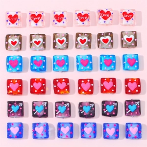 Bunte 15mm quadratische Glasperlen mit handgemalten Herzen und Love-Text für DIY Schmuck