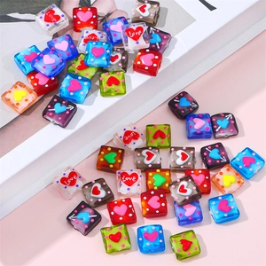 Bunte 15mm Glasperlen in Quadratform mit Herzdekor und Love-Text für DIY Schmuckherstellung