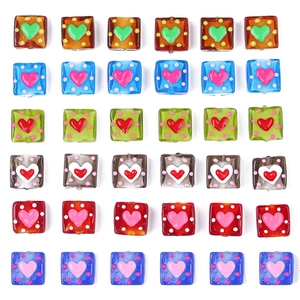 Bunte 15mm quadratische Glasperlen mit handgemalten Herz- und Punktmustern für DIY-Schmuck