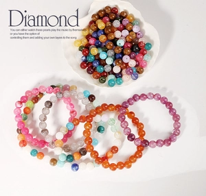 Gros plan de perles colorées en acrylique 8mm pour la création de bijoux et bracelets
