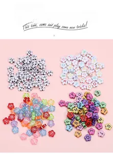 Vue détaillée de perles de lettres en acrylique de 10 mm en forme de fleur pour bijoux DIY