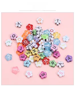 Gros plan de perles fleurs en acrylique 10mm avec lettres colorées pour bijoux DIY