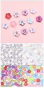Détail de perles lettres en acrylique de 10mm en forme de fleur pour bijoux DIY