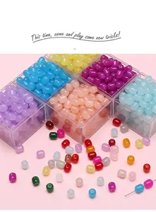 Gros plan de perles barils en verre multicolores pour bijoux DIY dans une boîte de rangement