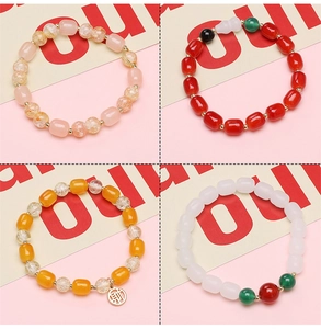 Vue détaillée de quatre bracelets de perles DIY colorés en verre imitation jade avec breloques
