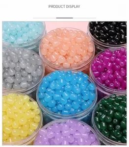 Vue macro de perles en verre dépoli colorées en neuf couleurs pour la création de bijoux