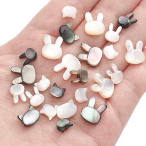 Natuurlijke schelpkralen in kat- en konijnvorm voor het maken van DIY-sieraden