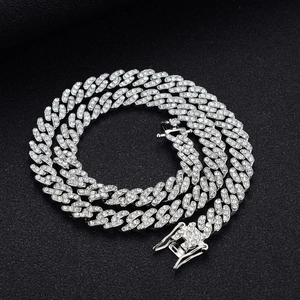 Collier chaîne cubaine en argent poli avec strass étincelants de style hip hop chic