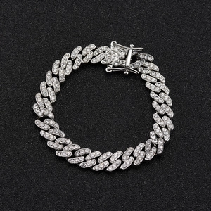 Détail du bracelet gourmette cubaine argenté avec plusieurs rangées de strass brillants