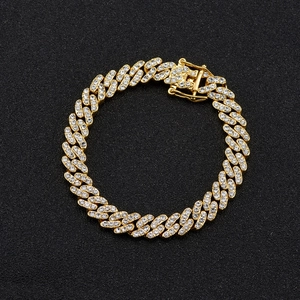 Détail de la chaîne cubaine dorée sertie de strass avec fermoir à clip de haute qualité