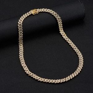 Détail d'une chaîne cubaine dorée sertie de strass brillants au style hip hop chic