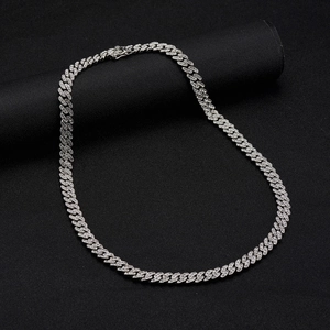 Détail du collier chaîne cubaine argentée serti de diamants sur socle noir texturé