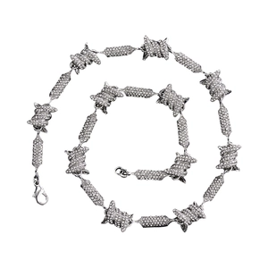 Hip hop ketting met prikkeldraad ontwerp en sprankelende kristallen in zilveren afwerking