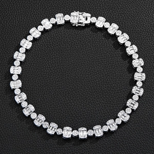 Gros plan d'une chaîne cubaine argentée de 12mm avec zircons rectangulaires sur cuir noir