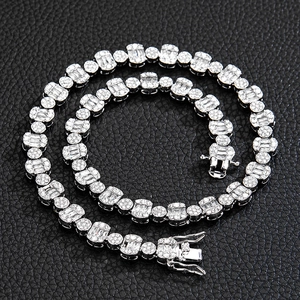 Détail d'une chaîne cubaine argentée de 12 mm avec zircons baguette et fermoir de sécurité