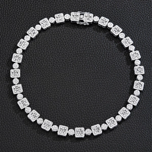 Détail d'une chaîne cubaine de 12 mm sertie de zircons cubiques carrés haute densité glacés
