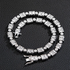 Détail d'une chaîne cubaine argentée de 12mm avec cristaux taillés et fermoir sûr