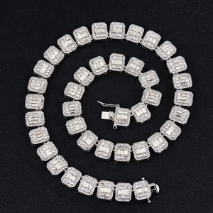 Détail du collier chaîne cubaine de 12mm avec maillons sertis de pierres cristal